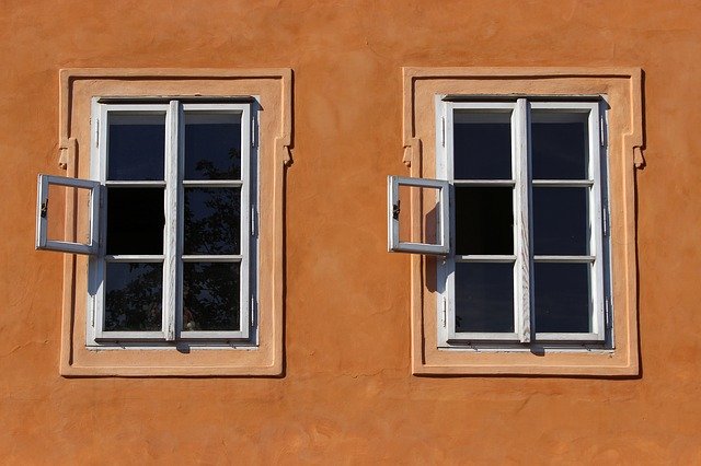 photo, two windows representing duplicate content